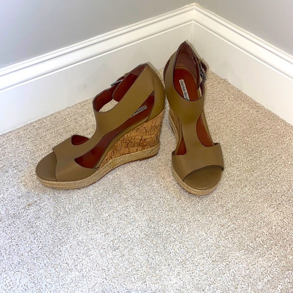 Charles David wedges in olive green - Picture 1 of 2